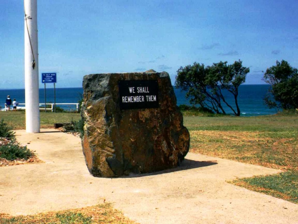 Rainbow Beach War Memorial - Old Memorial