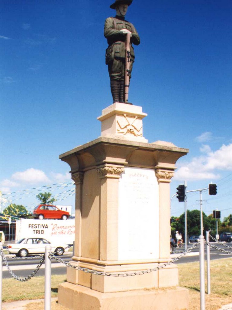 Tingalpa War Memorial (Digger)
