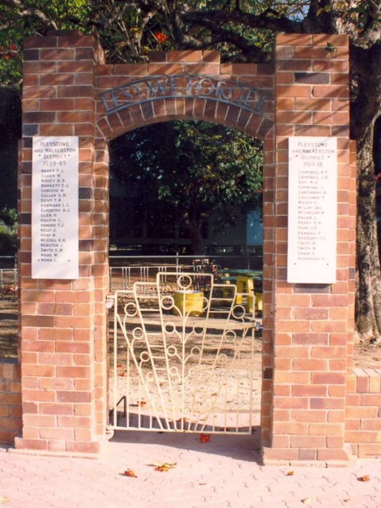 Walkerstone/Pleystowe Memorial Gates - entrance