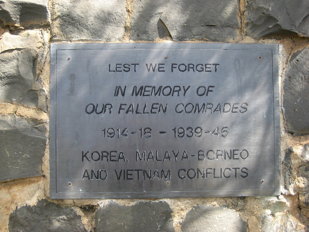 Plaque on stone cairn at Wowan
