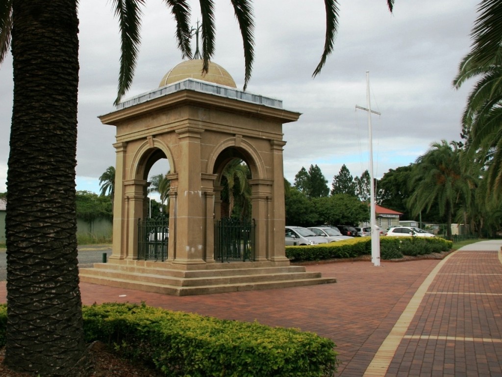 Memorial flagpole and proximity to the main Cenotaph at Yeronga Memorial Park.