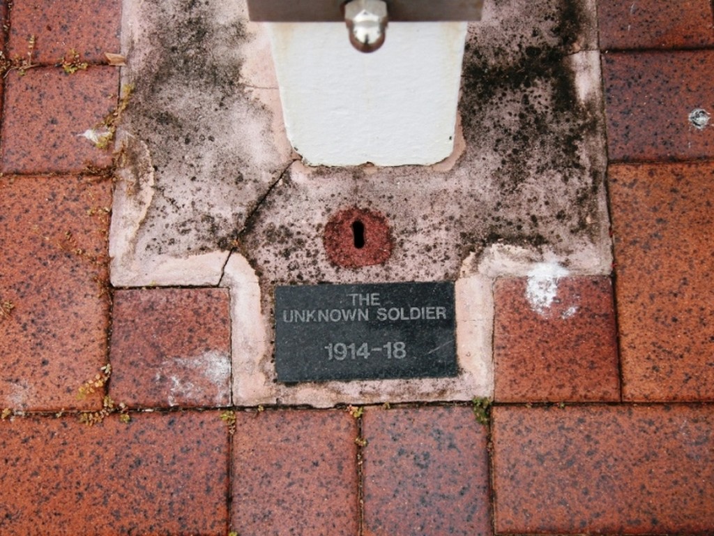 Main plaque in situ