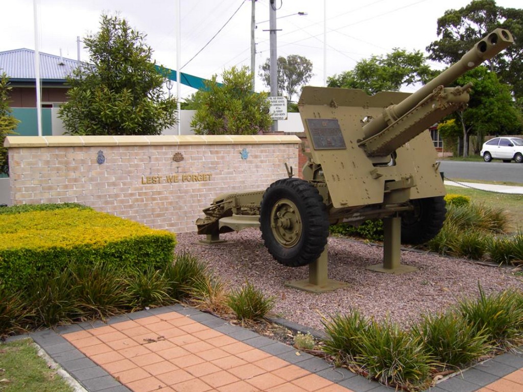 Banyo War Memorial - 25 pounder war trophy
