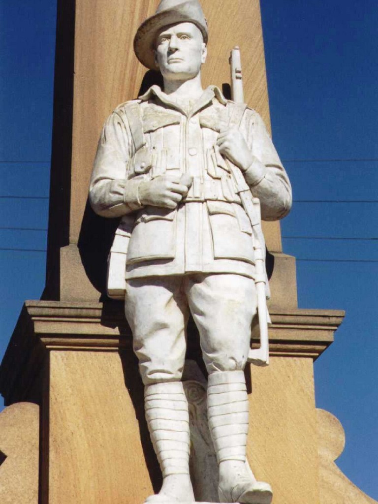 Beaudesert War Memorial (Digger) - statue detail