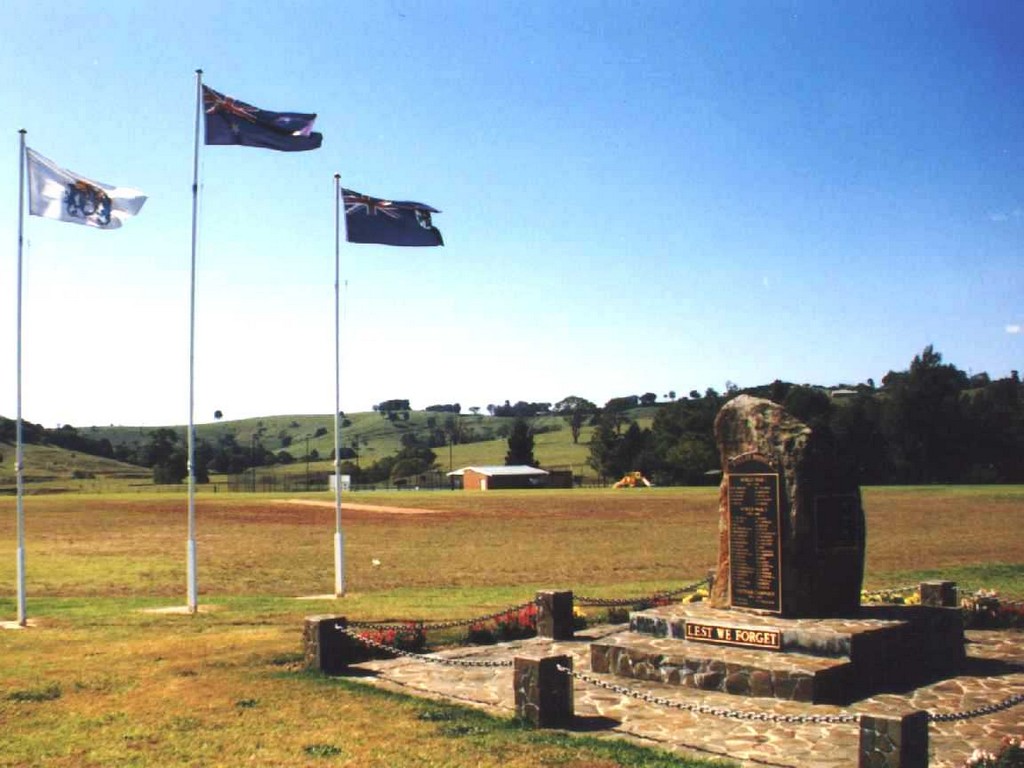 Beechmont War Memorial - overview