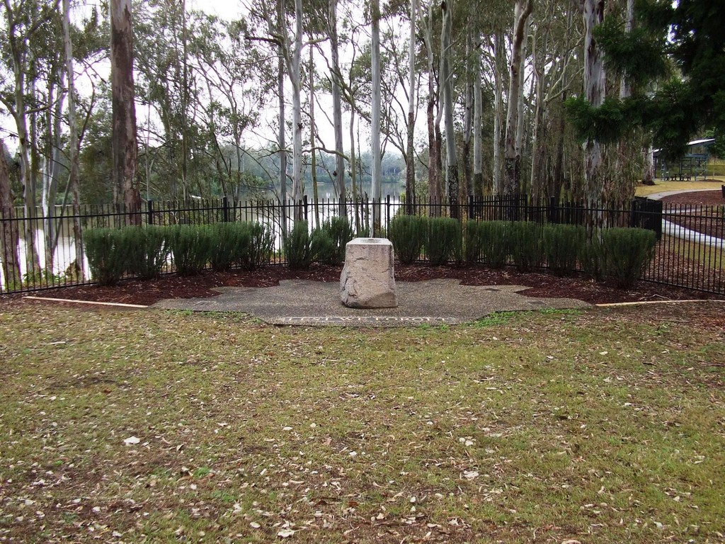 Bellbowrie War Memorial - Wide angle