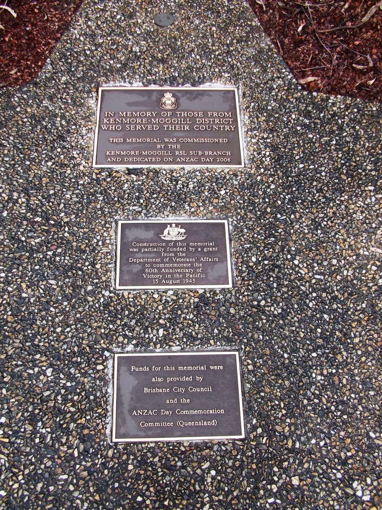 Bellbowrie War Memorial - Plaques behind sandstone block