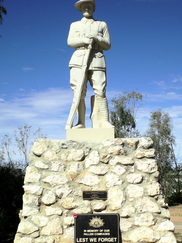 Birdsville War Memorial (Digger) - 2009