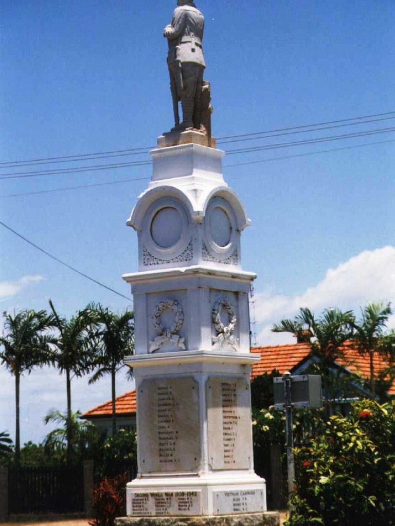 Bowen War Memorial (Digger)