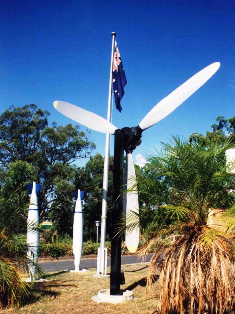Colmslie War Memorial - Propeller and Bombs
