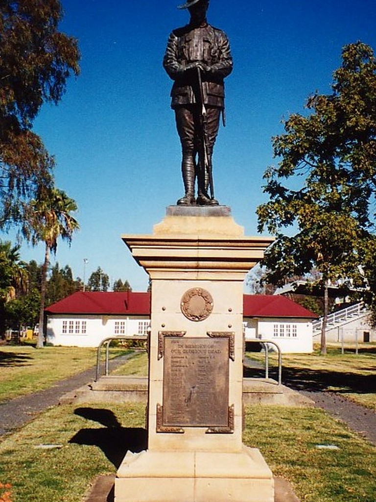 Dalby War Memorial (Digger)