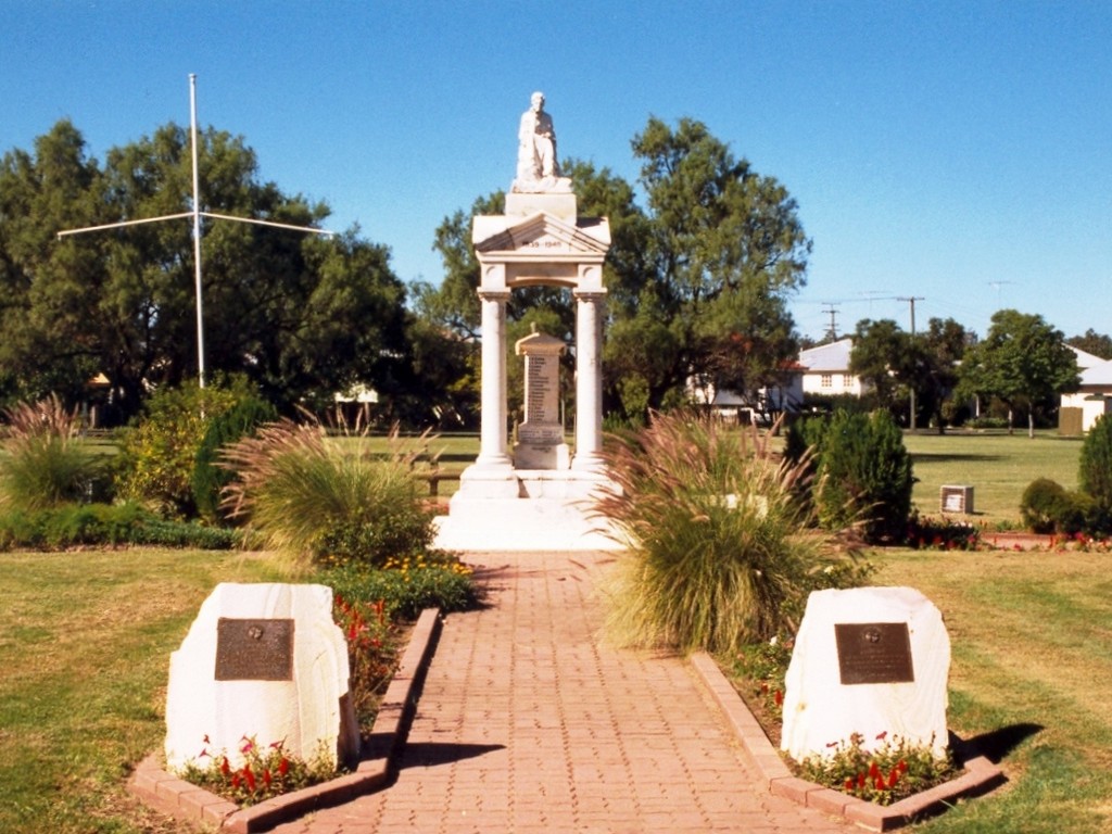 Gatton Weeping Mother War Memorial - Overview