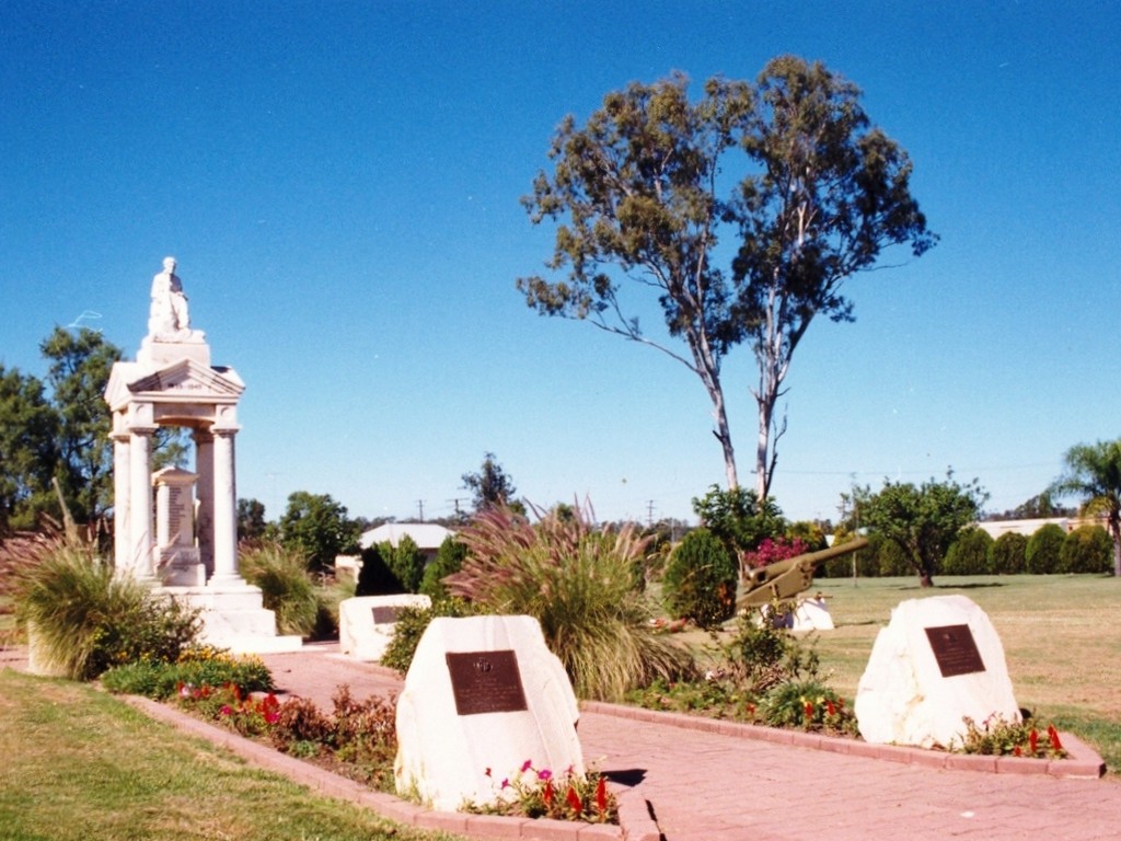 Gatton Weeping Mother War Memorial - Overview