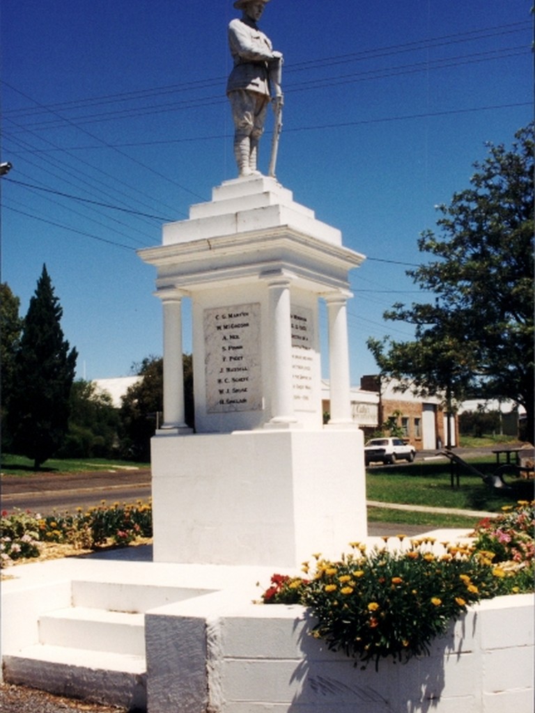 Goombungee War Memorial (Digger)