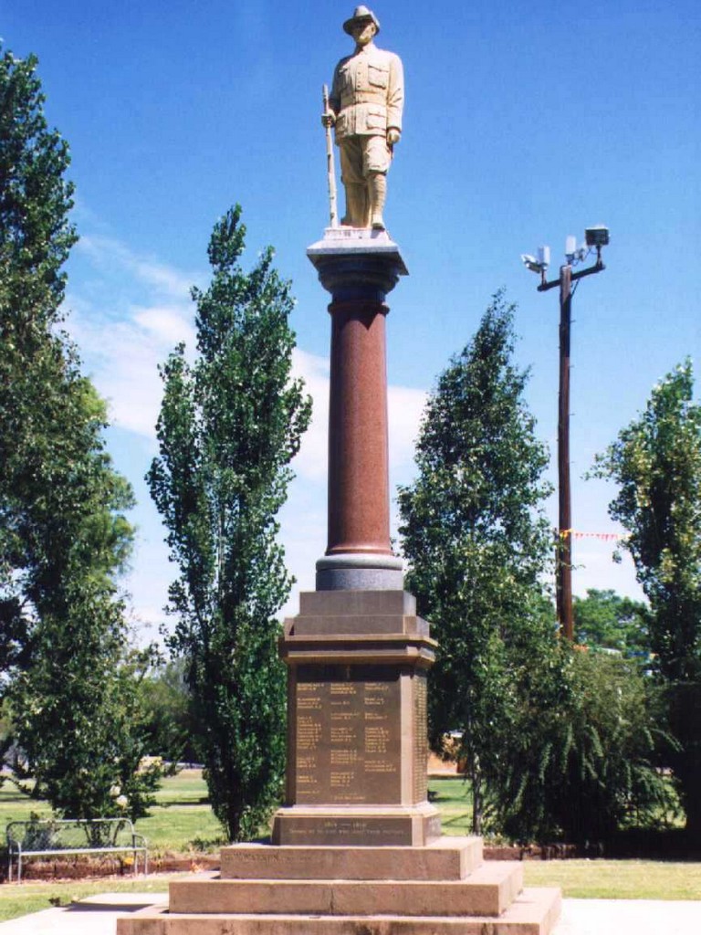 Goondiwindi War Memorial (Digger)