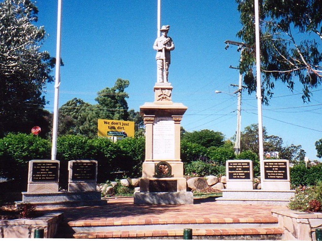 Kenmore War Memorial (Digger)
