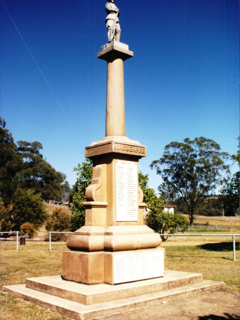 Marron War Memorial (Digger)