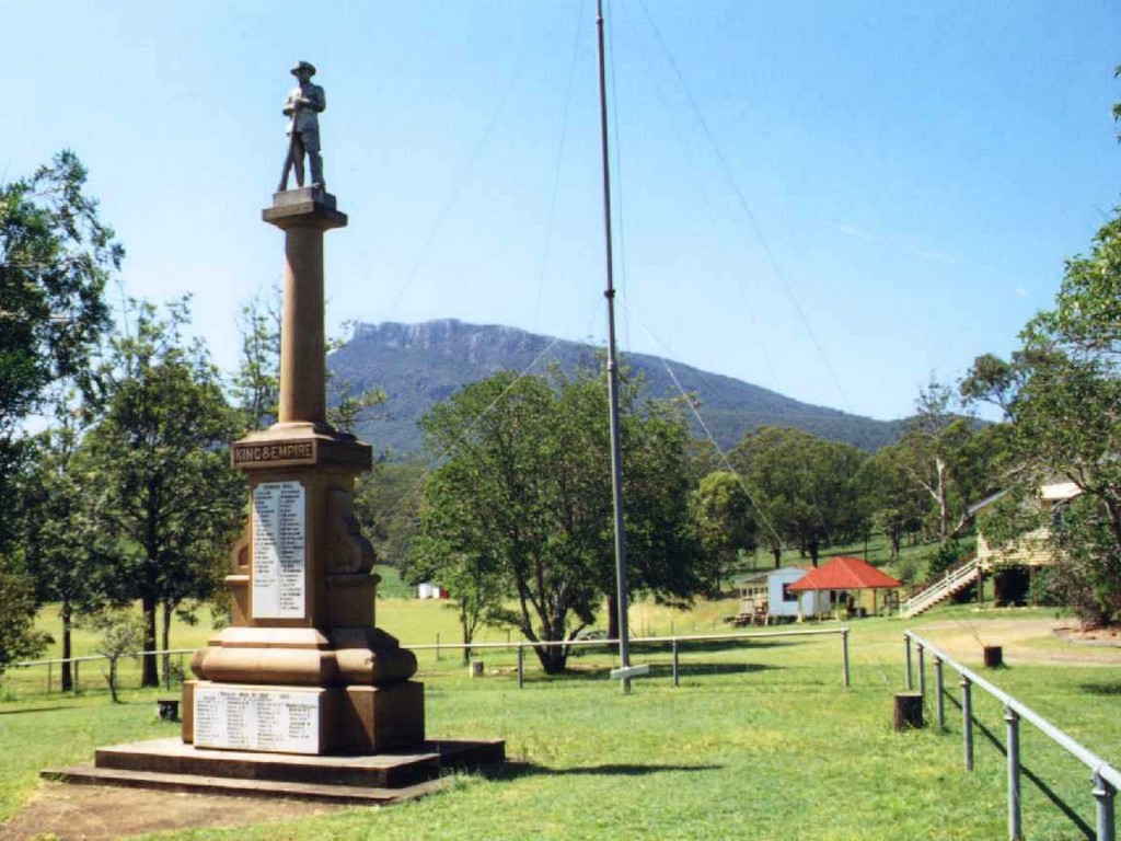 Maroon War Memorial (Digger) - overview