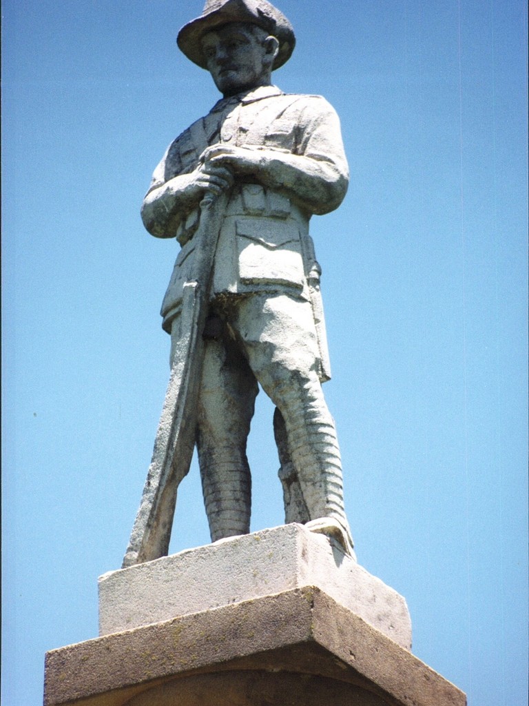 Maroon War Memorial (Digger) - statue detail