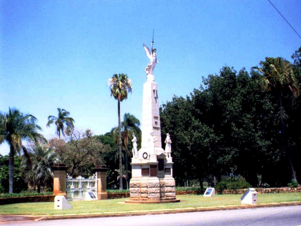 Maryborough Gates with Monument