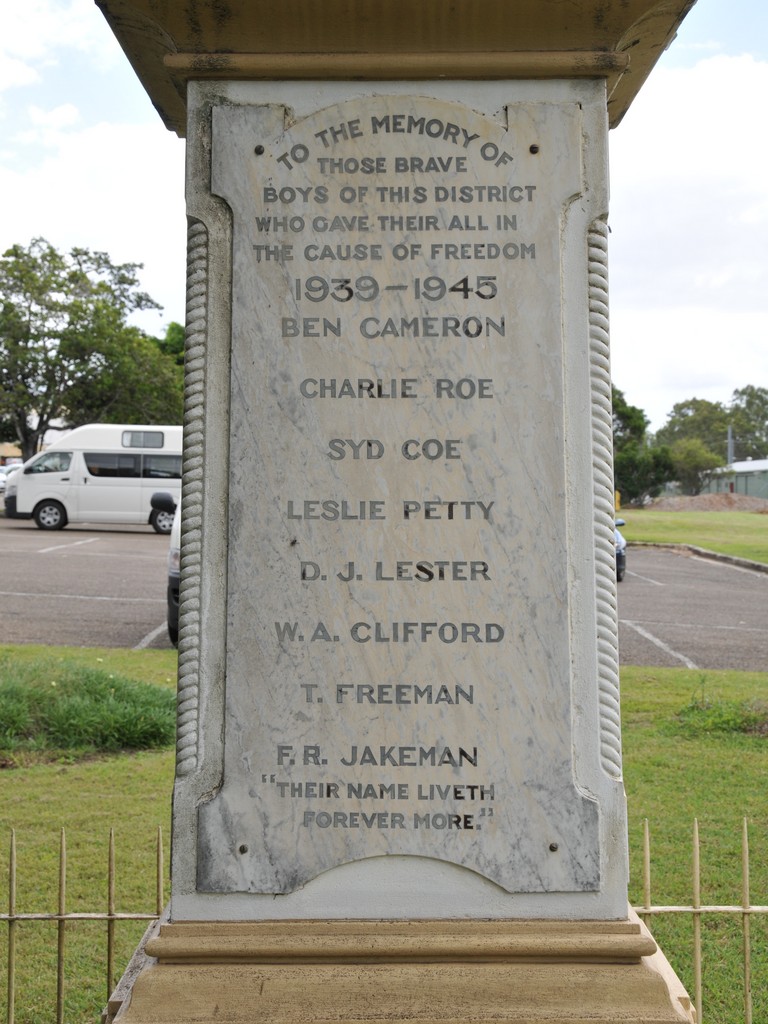 Left side memorial plaque for 1939–1945 conflict.