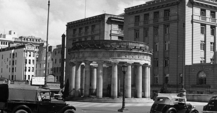 Black and white photograph of Anzac Memorial with old cars in the foreground.